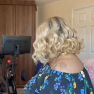 NWT - Outre Every9 Front-Lace Wig in DRFF4/🥂